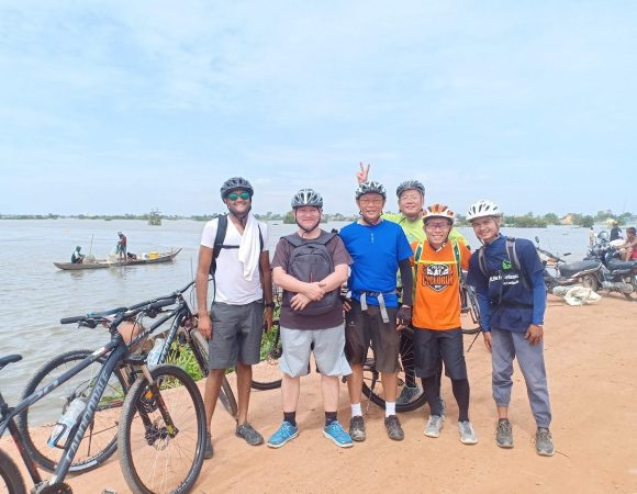 Oudong & floating village cycle tour