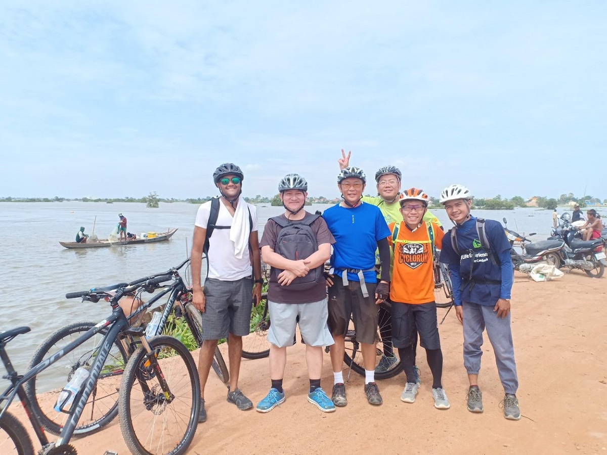 Oudong & floating village cycle tour